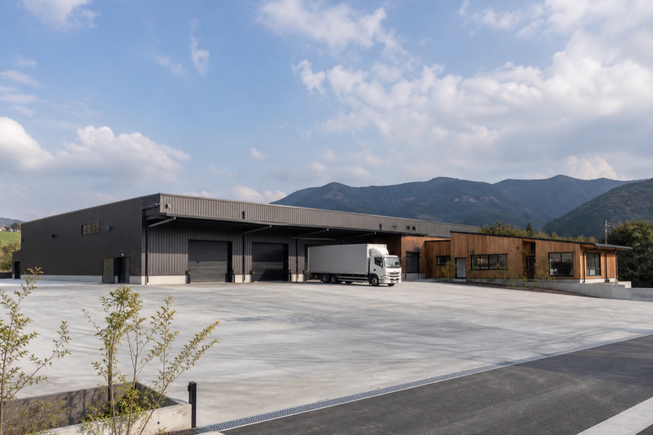 山並みを背景に建つ物流メンテナンス施設