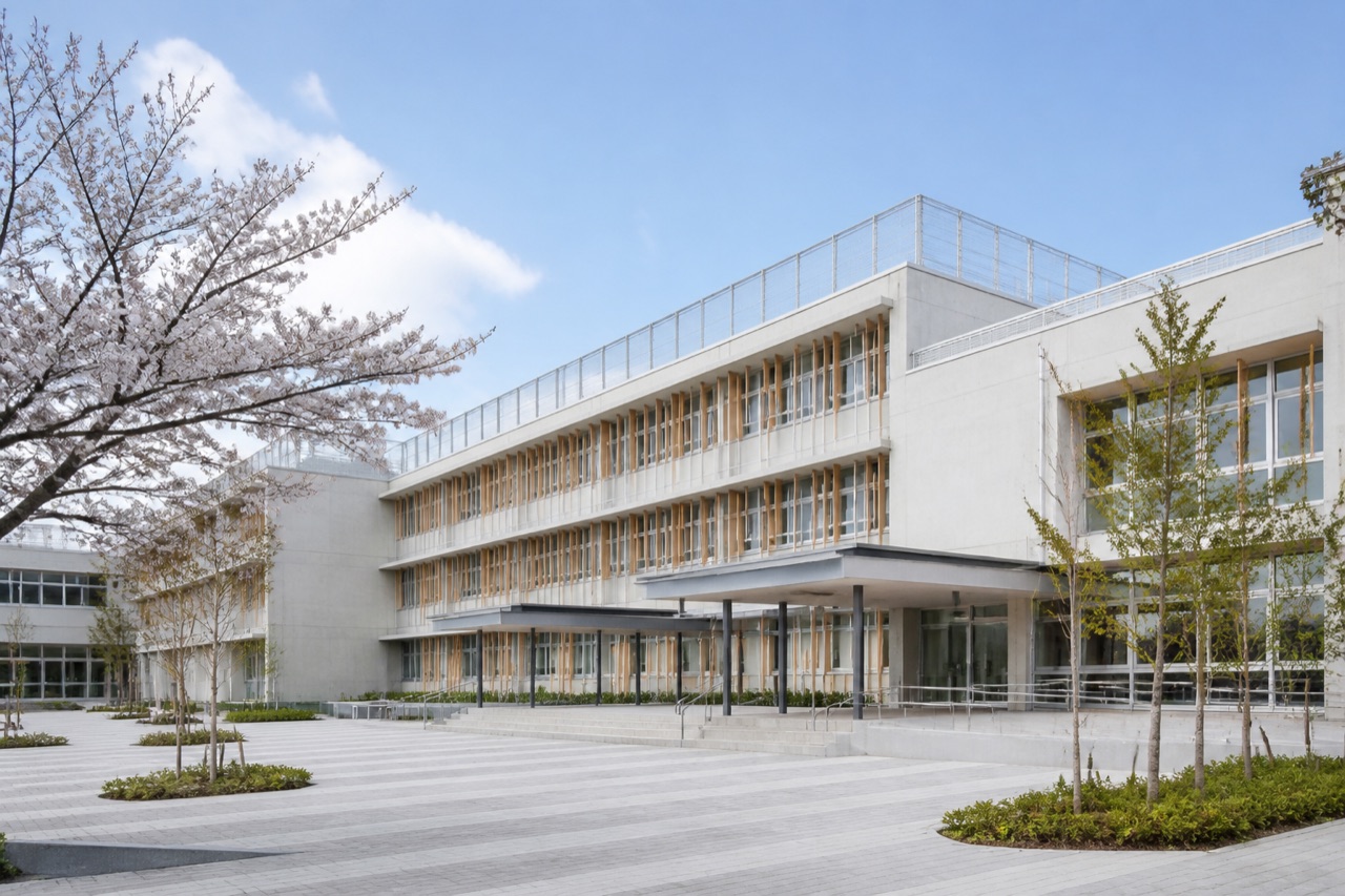 外壁とエントランスを改修した市立中学校