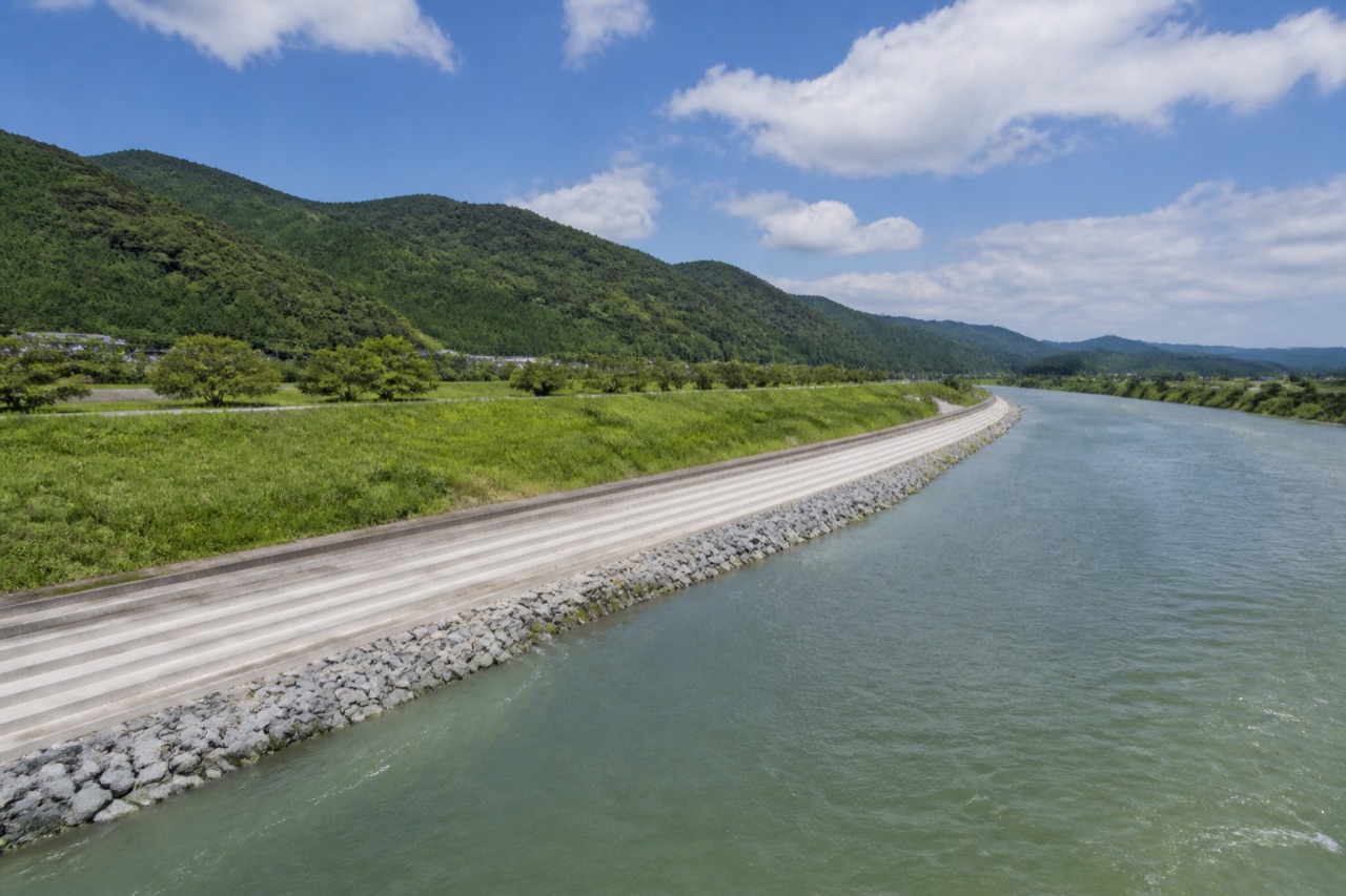 河川沿いに整備された階段状の護岸