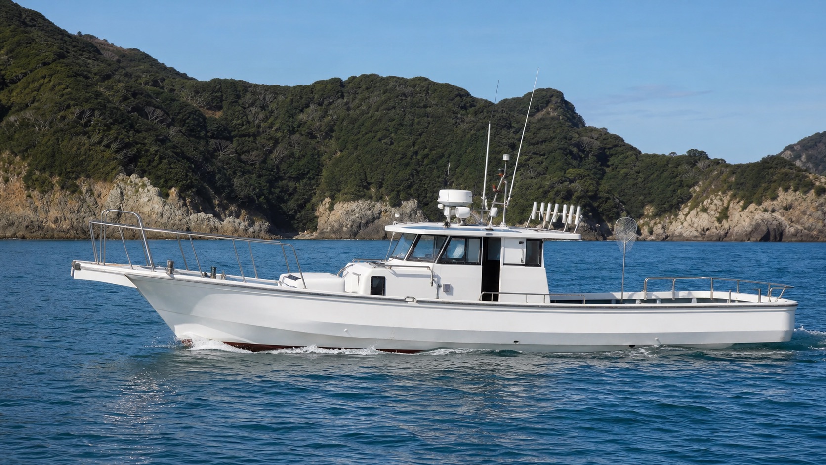 航行する白い遊漁船SEA HUNTERの外観