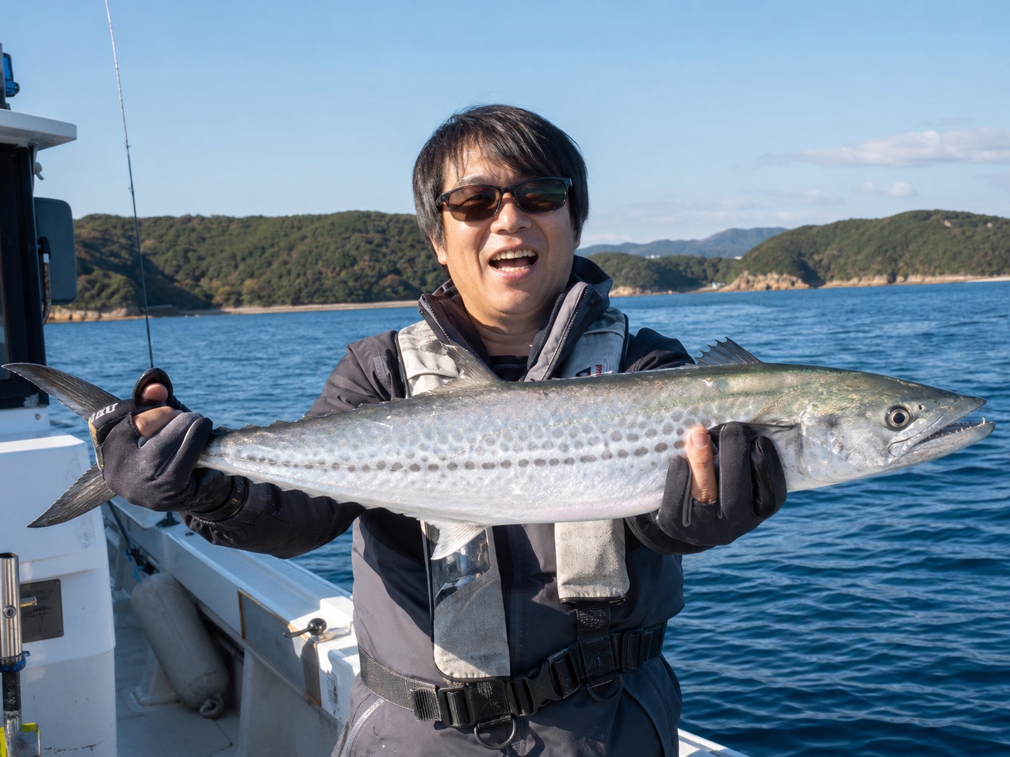 船上でサワラを持つ釣り人