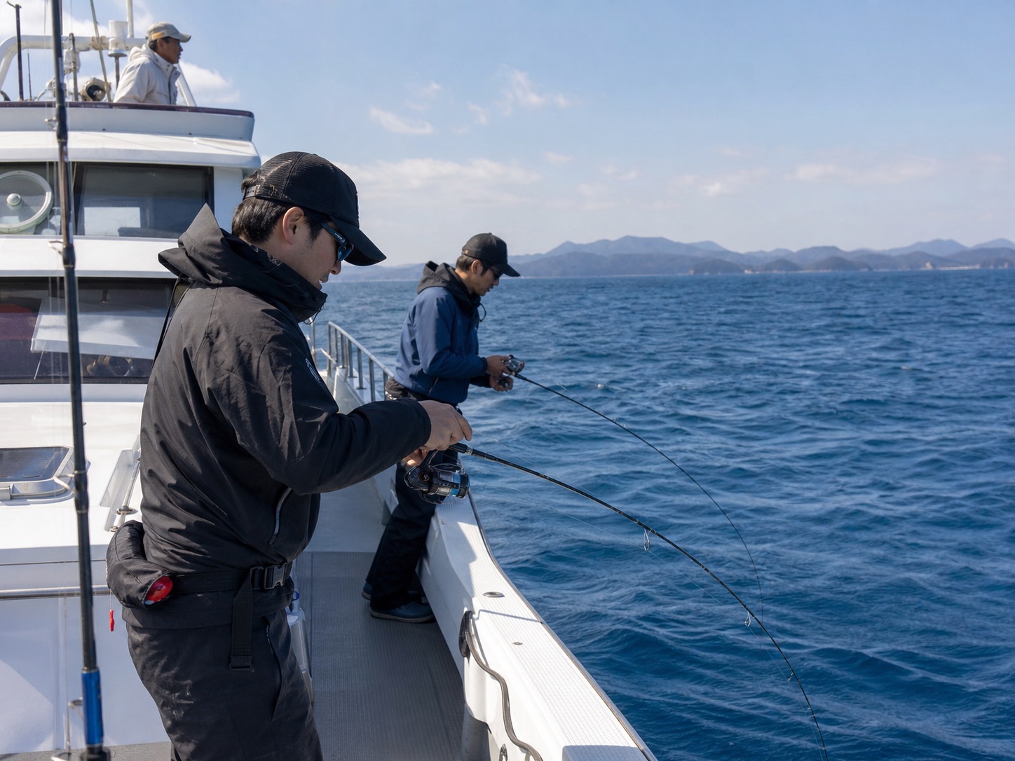 伊勢志摩の海を思わせる船上でジギングを楽しむ釣り人