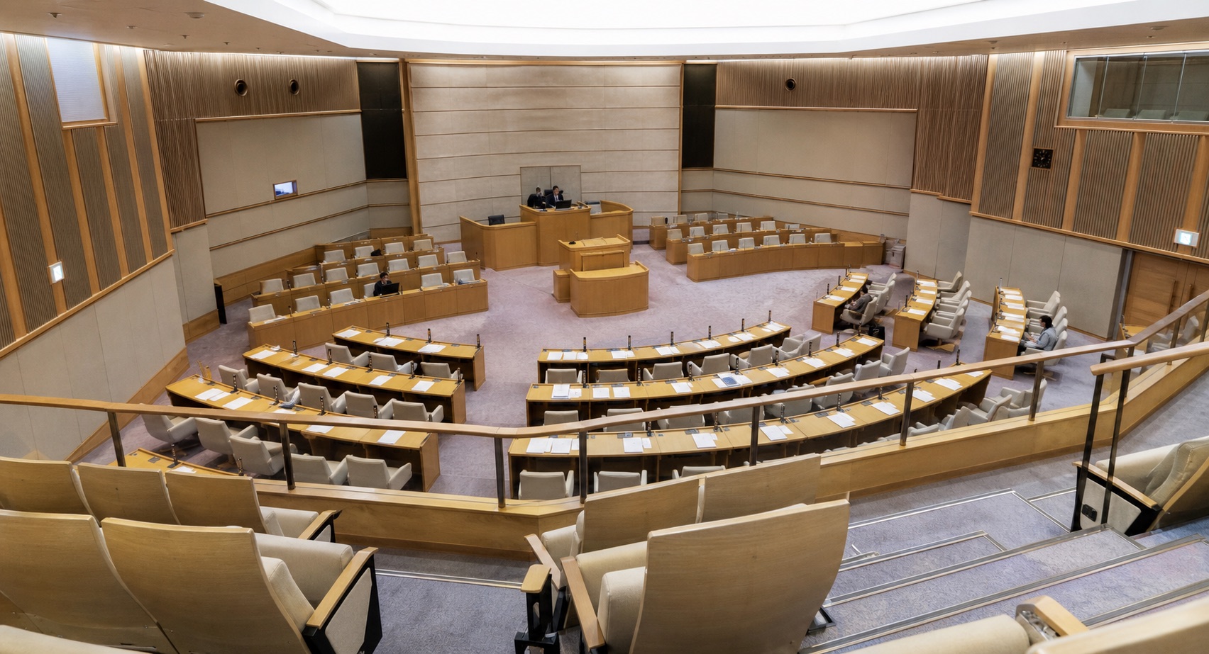 木材を使った落ち着いた地方議会の議場