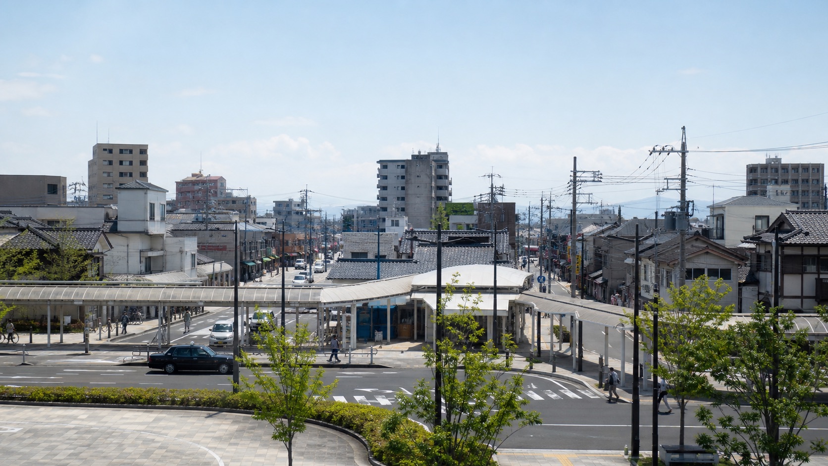 緑と住宅、道路が調和する地方都市の街並み