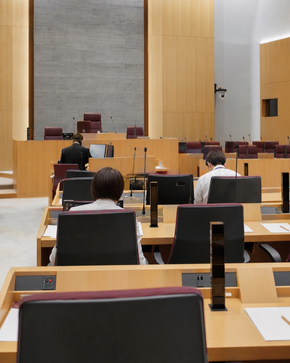 木材を使った地方議会の議場