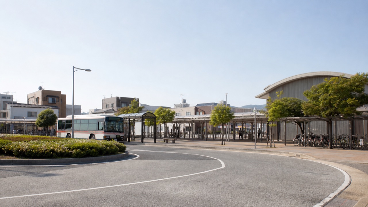 バスが停車する地方都市の駅前広場